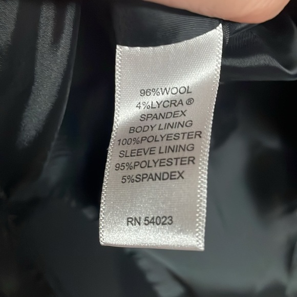 Banana Republic size 4 Black Fitted Stretch Two Button Blazer with Pockets - Picture 9 of 12